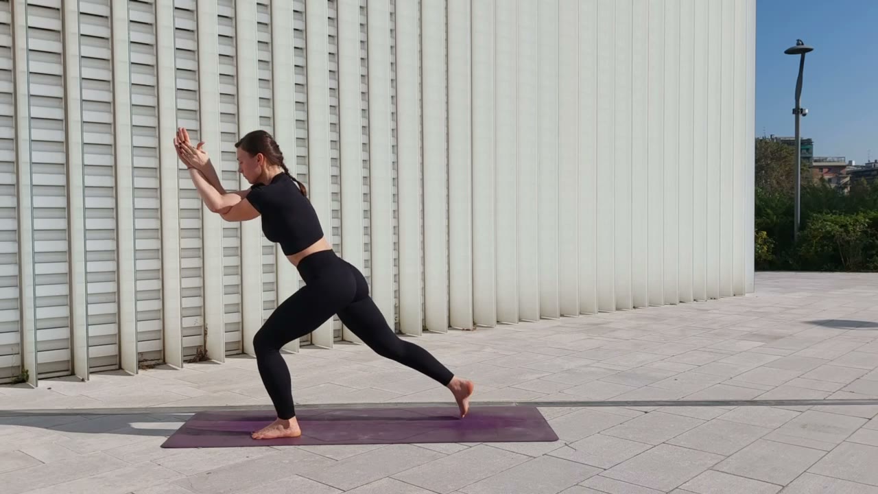 Florentina Bolohan in una posizione di yoga all'aperto