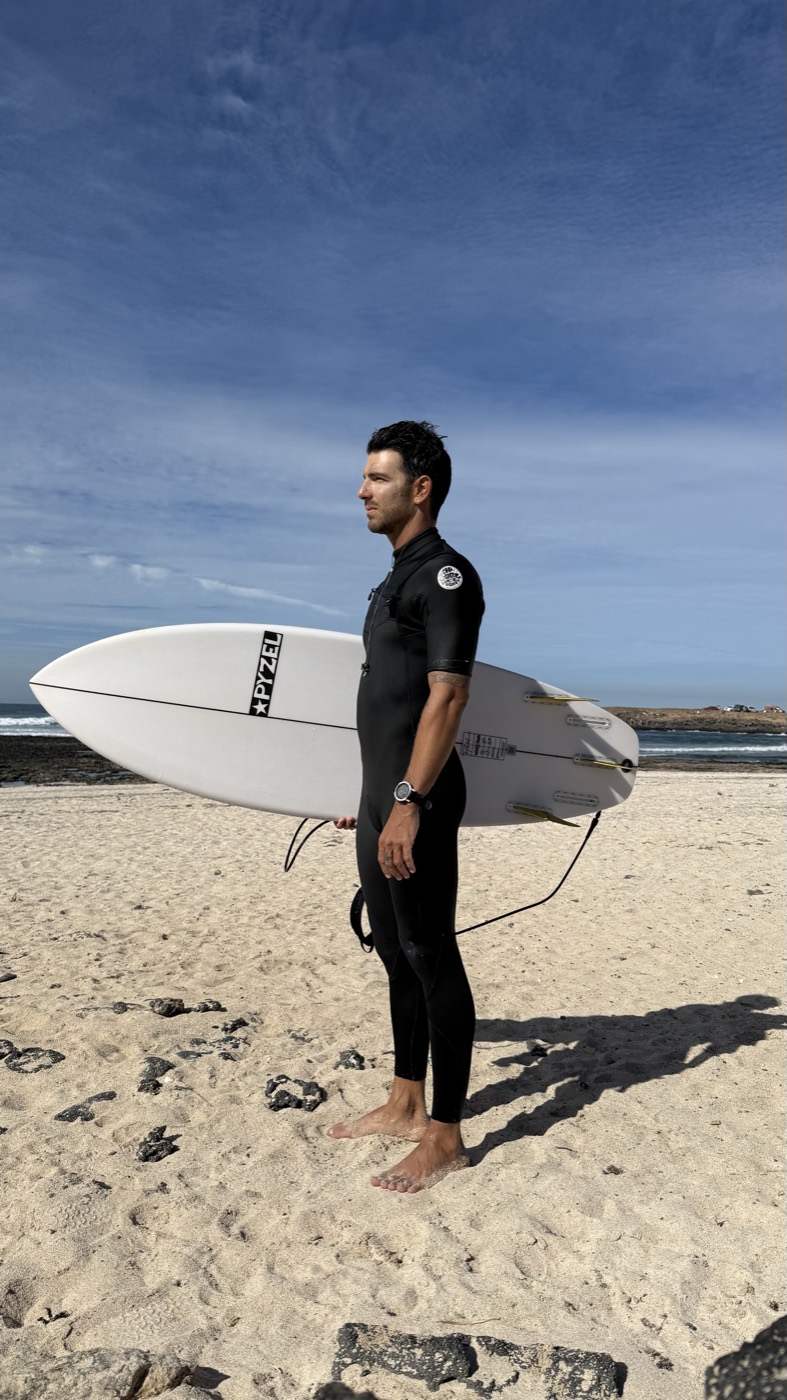 Daniele Moscardini sulla spiaggia con la tavola da surf