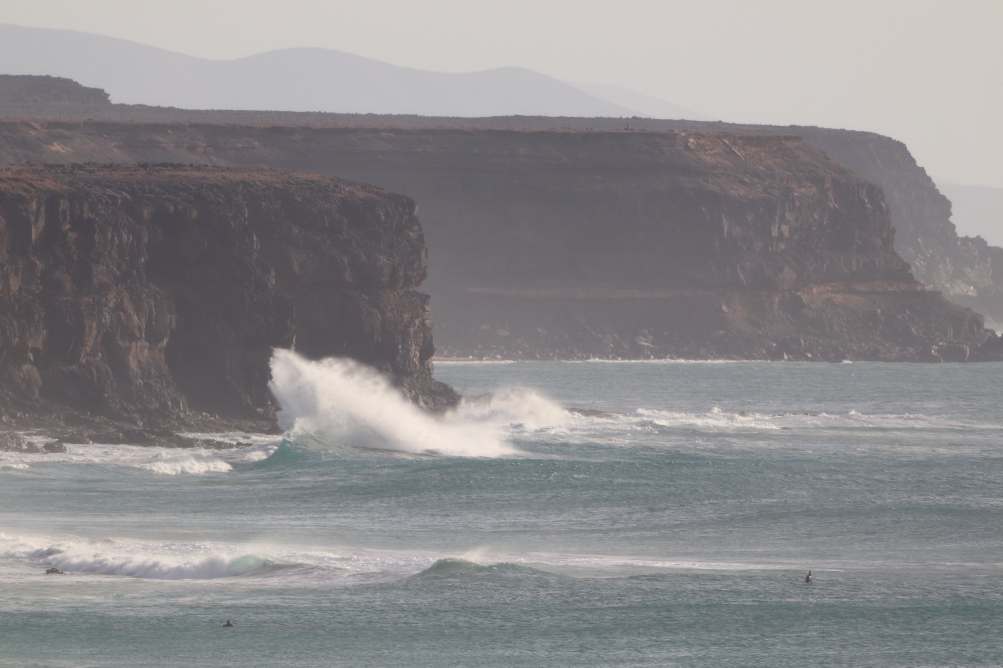 Un'onda che frange davanti alla costa di Fuerteventura
