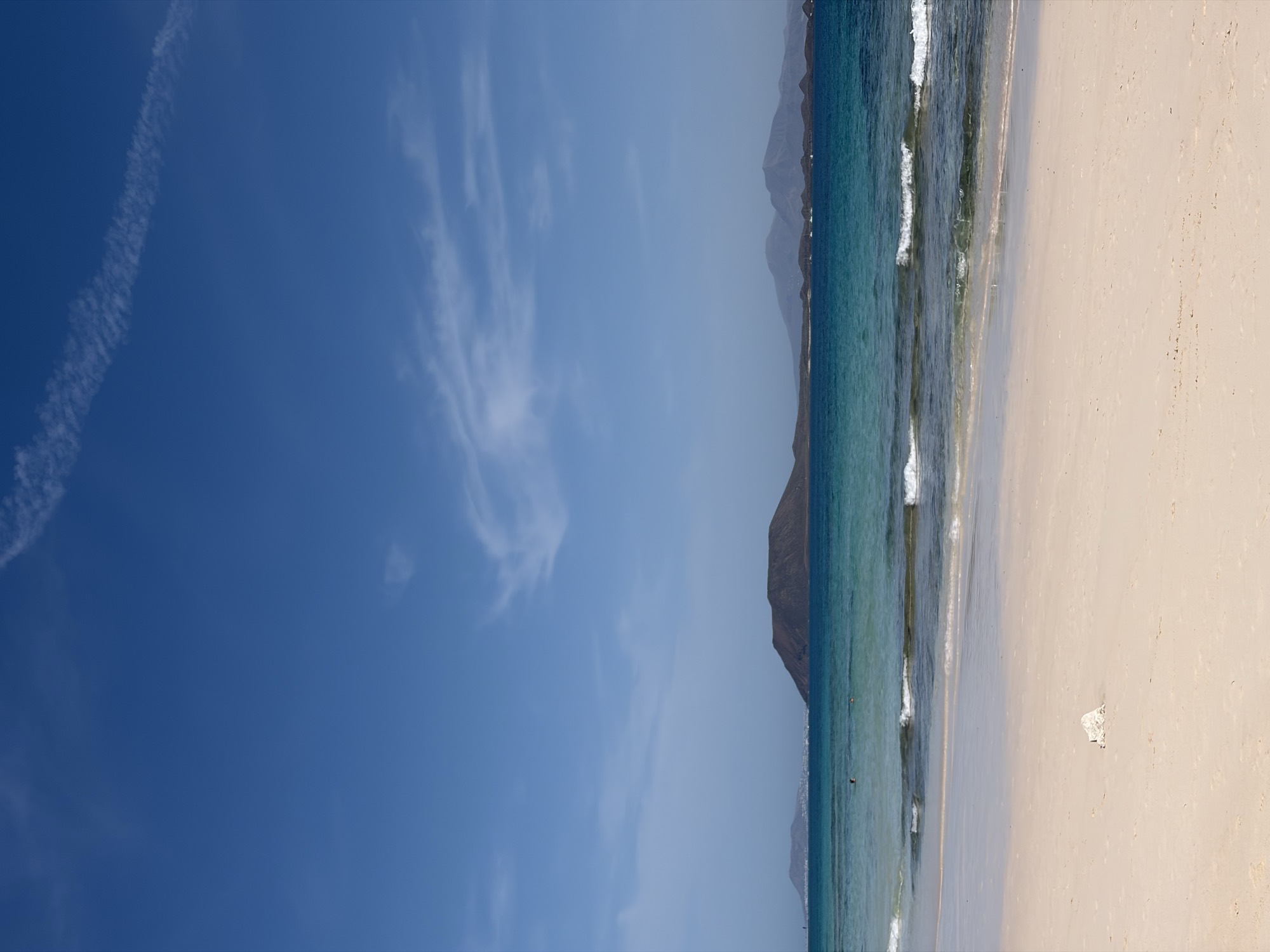 La spiaggia di Fuerteventura con l'isola all'orizzonte
